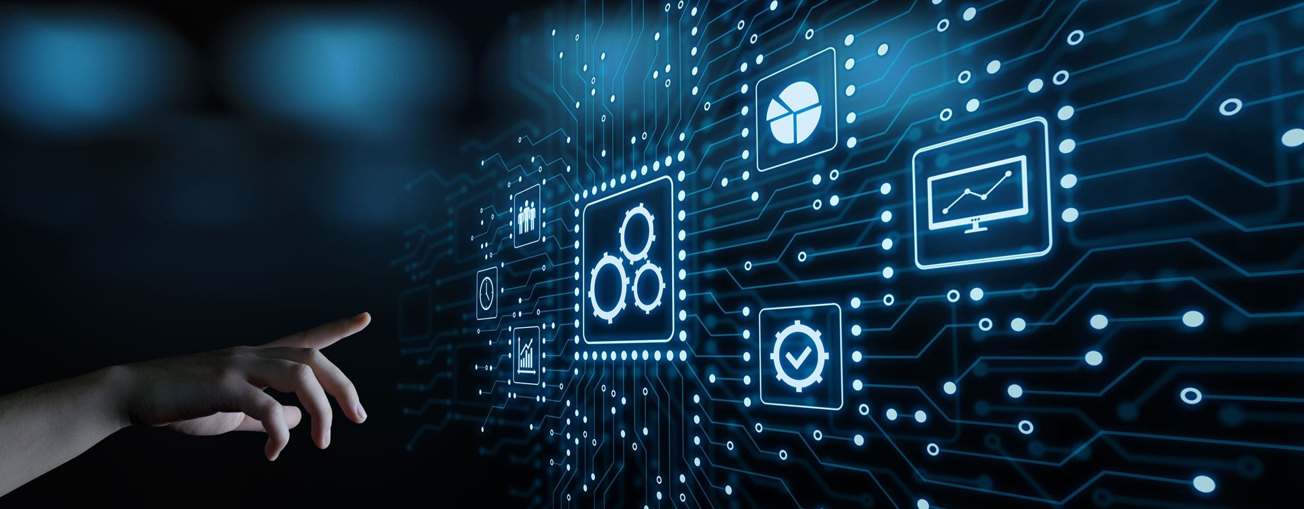 Eine Hand greift nach einer futuristischen digitalen Schnittstelle mit Zahnrädern, Graphen und Datensymbolen auf einem mit Schaltkreisen versehenen Hintergrund.